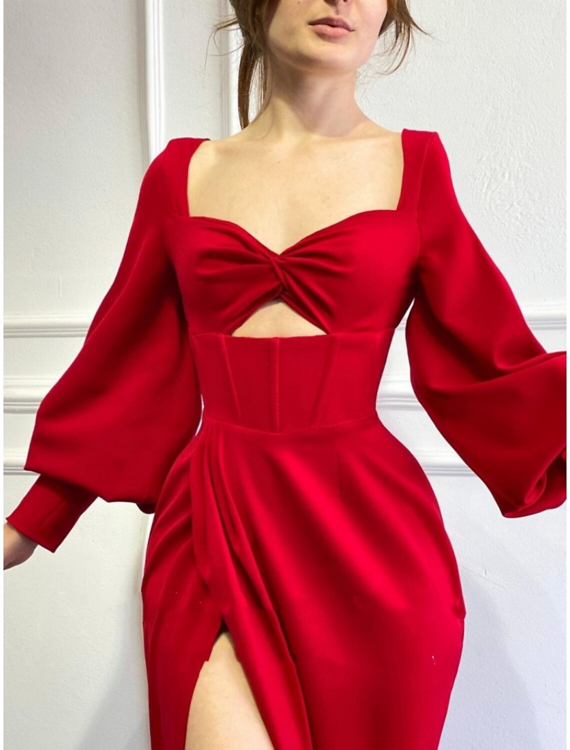 Abito da sera a trapezio, scintillante e brillante, da festa, lungo fino al pavimento, manica lunga, scollo quadrato, tessuto con pieghe e spacco arricciato